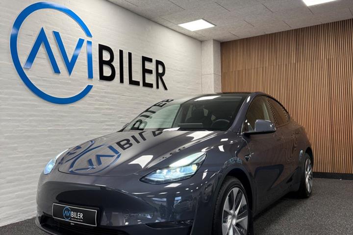 Grå Tesla Model Y fra 2022