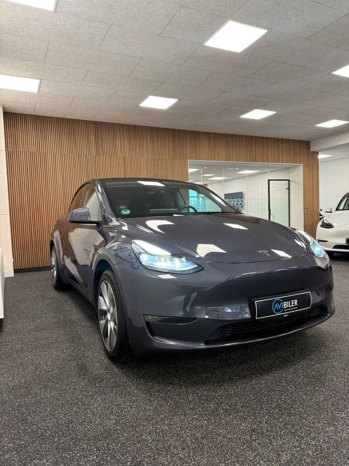 Grå Tesla Model Y fra 2022