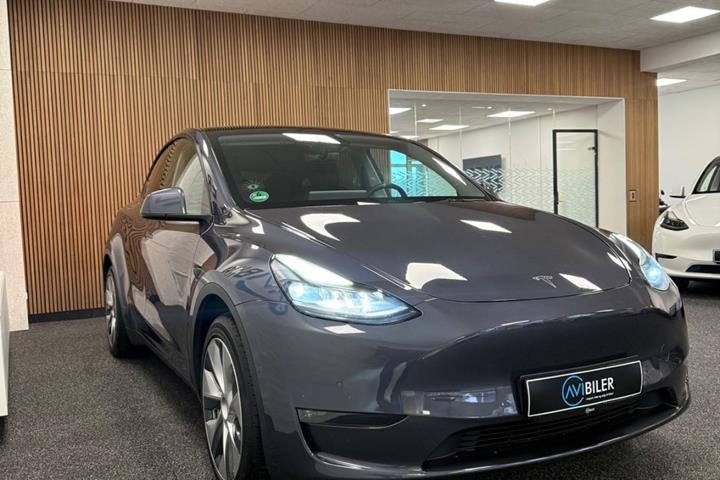Grå Tesla Model Y fra 2022