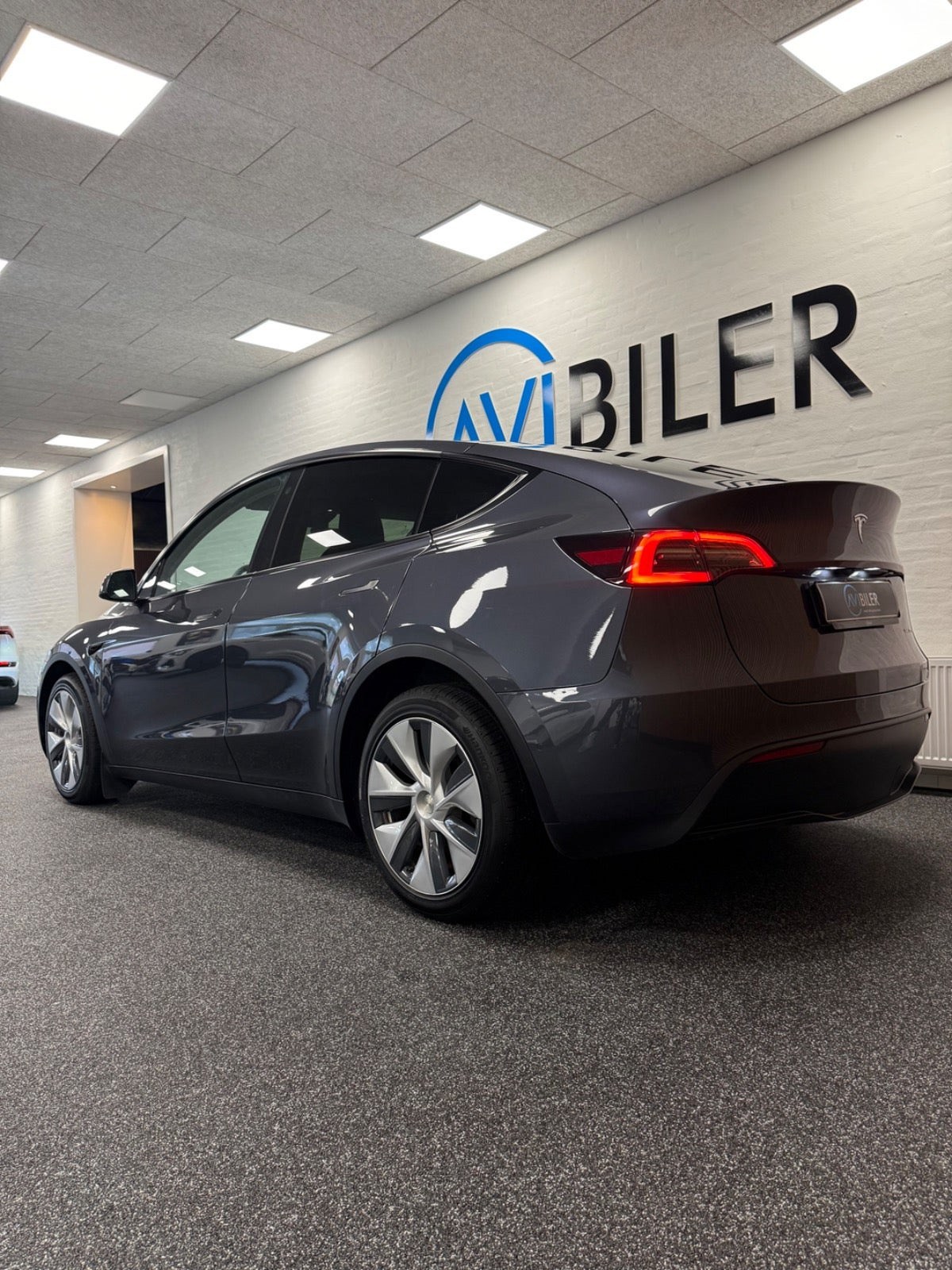 Grå Tesla Model Y fra 2022