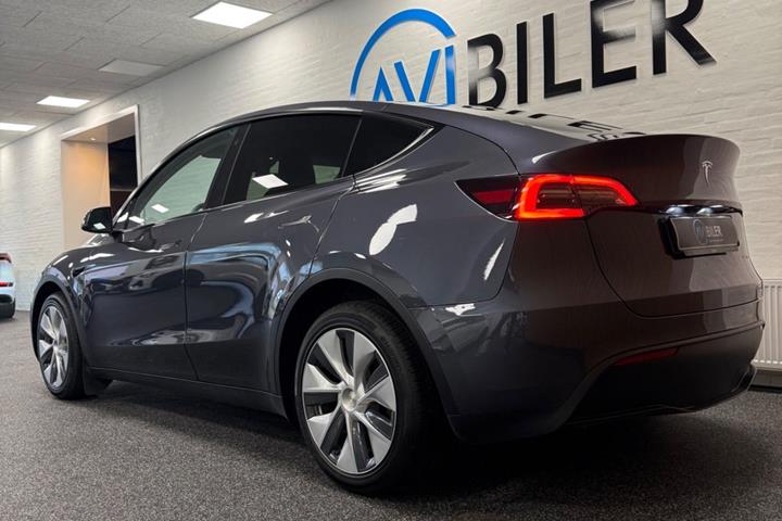 Grå Tesla Model Y fra 2022