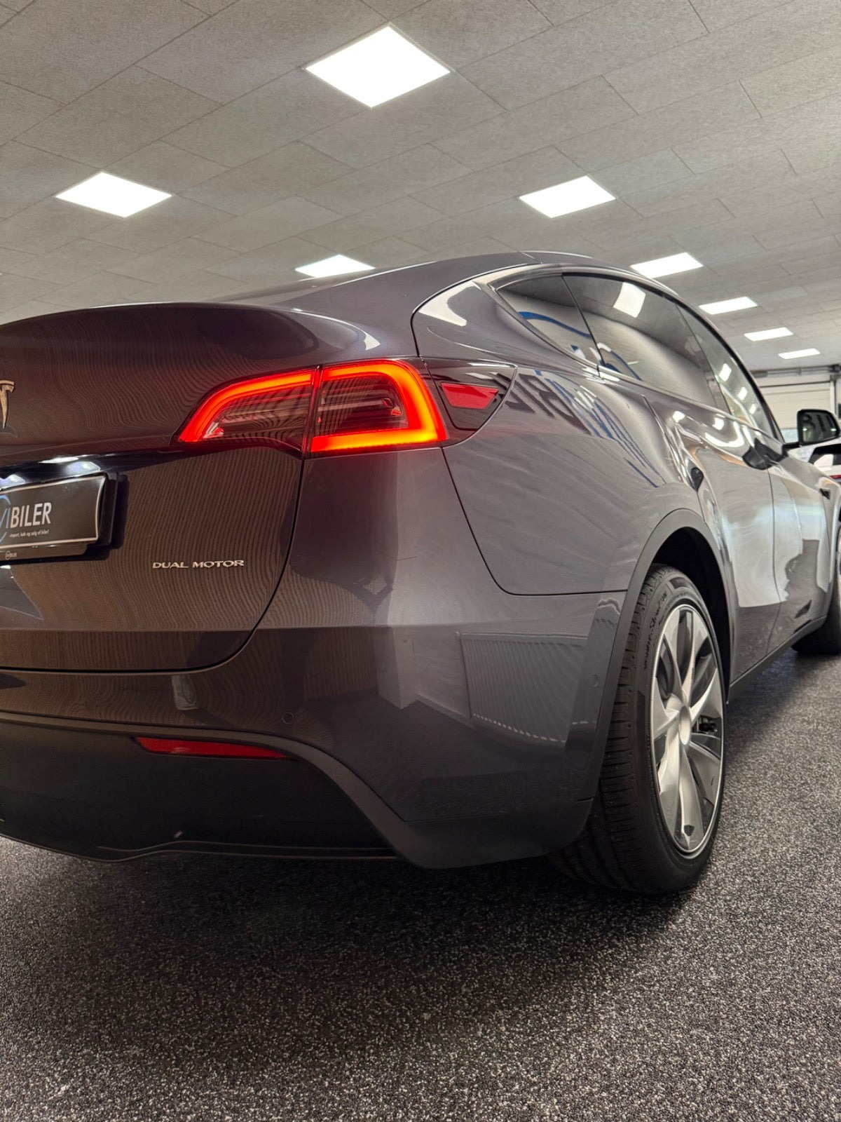 Grå Tesla Model Y fra 2022
