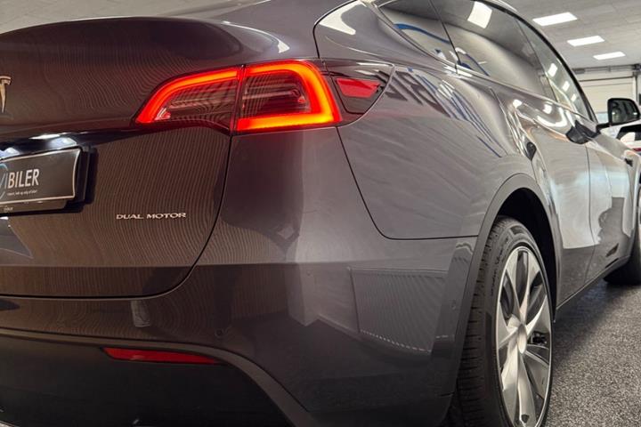 Grå Tesla Model Y fra 2022