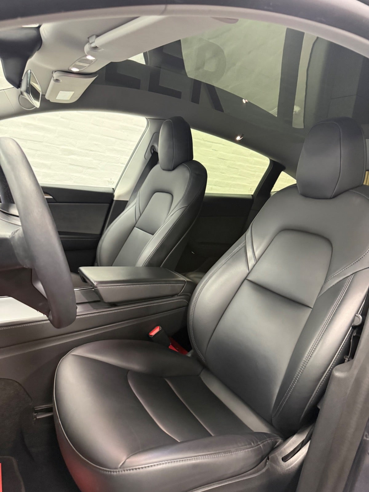 Grå Tesla Model Y fra 2022