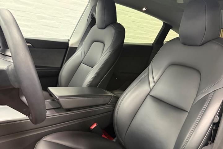 Grå Tesla Model Y fra 2022