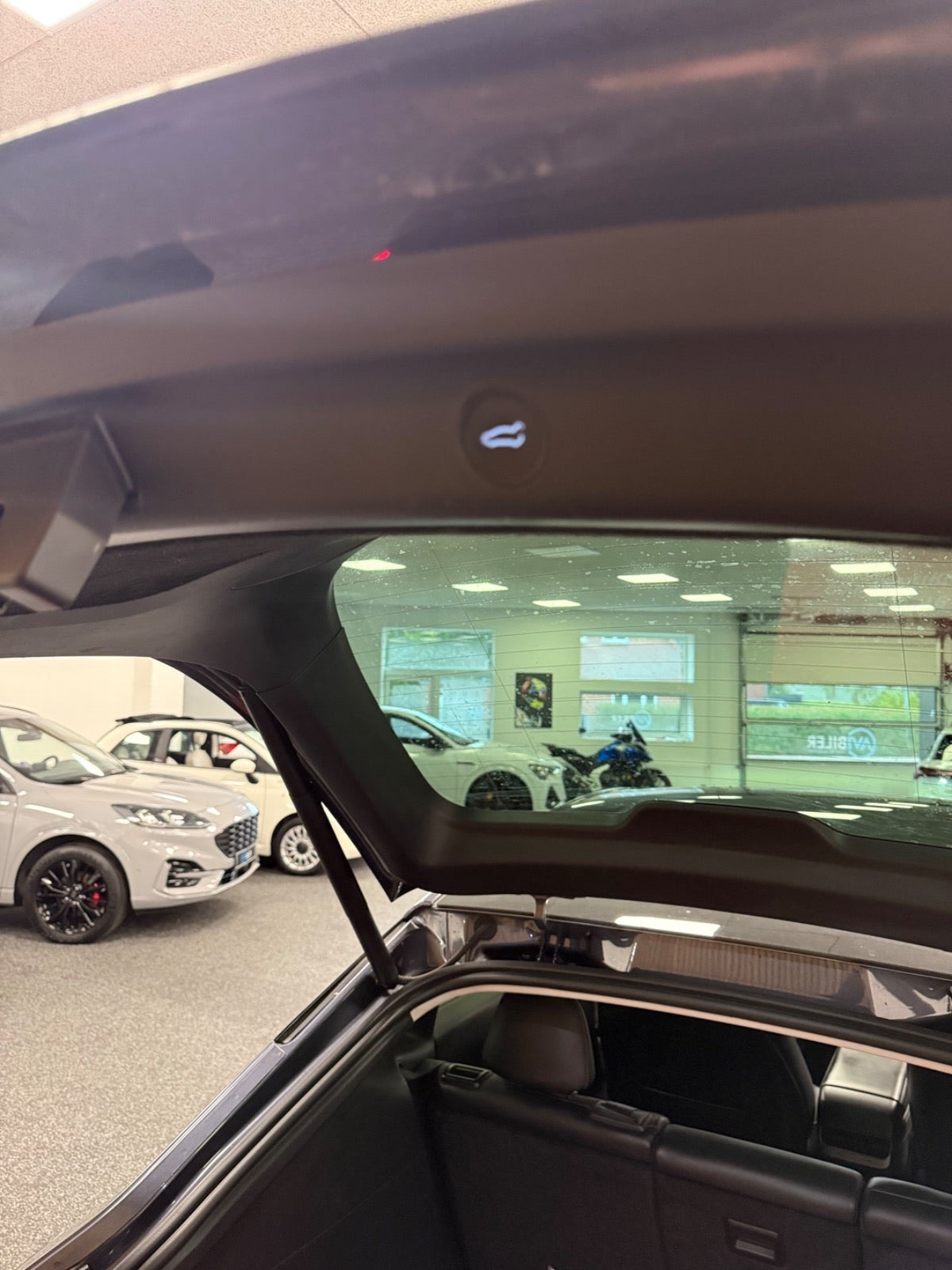 Grå Tesla Model Y fra 2022