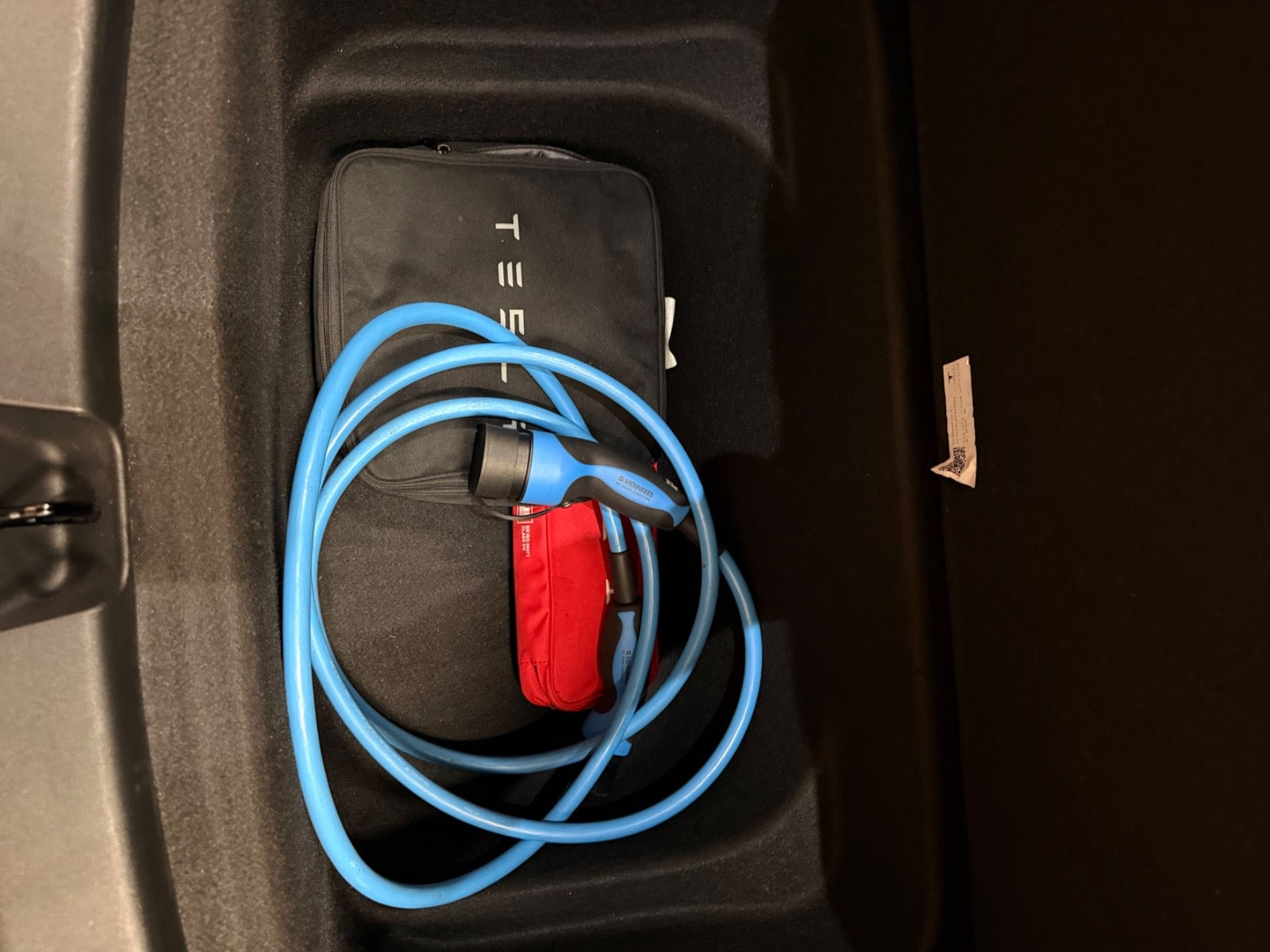 Grå Tesla Model Y fra 2022