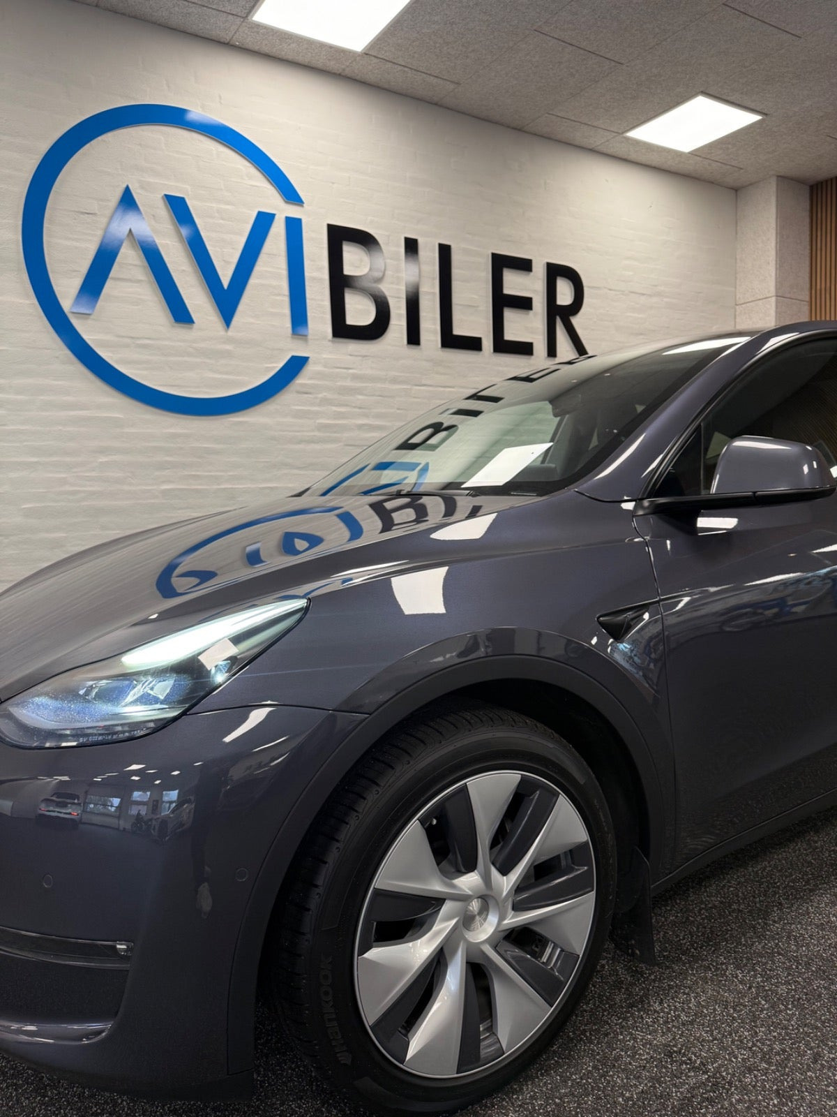 Grå Tesla Model Y fra 2022