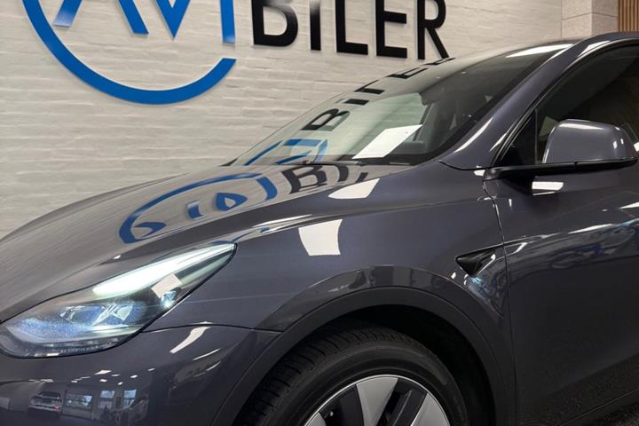 Grå Tesla Model Y fra 2022