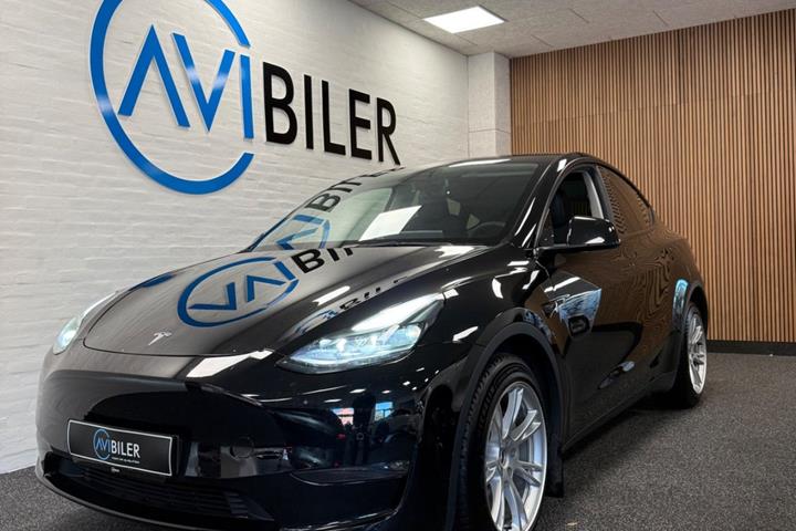 Sort Tesla Model Y fra 2023