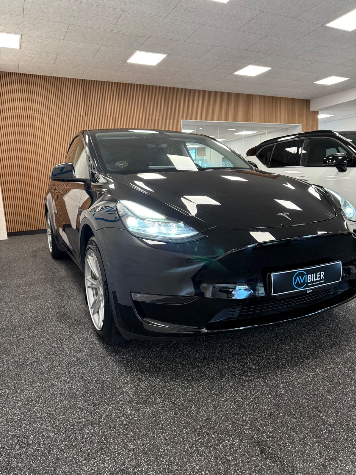 Sort Tesla Model Y fra 2023