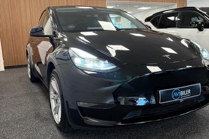Sort Tesla Model Y fra 2023