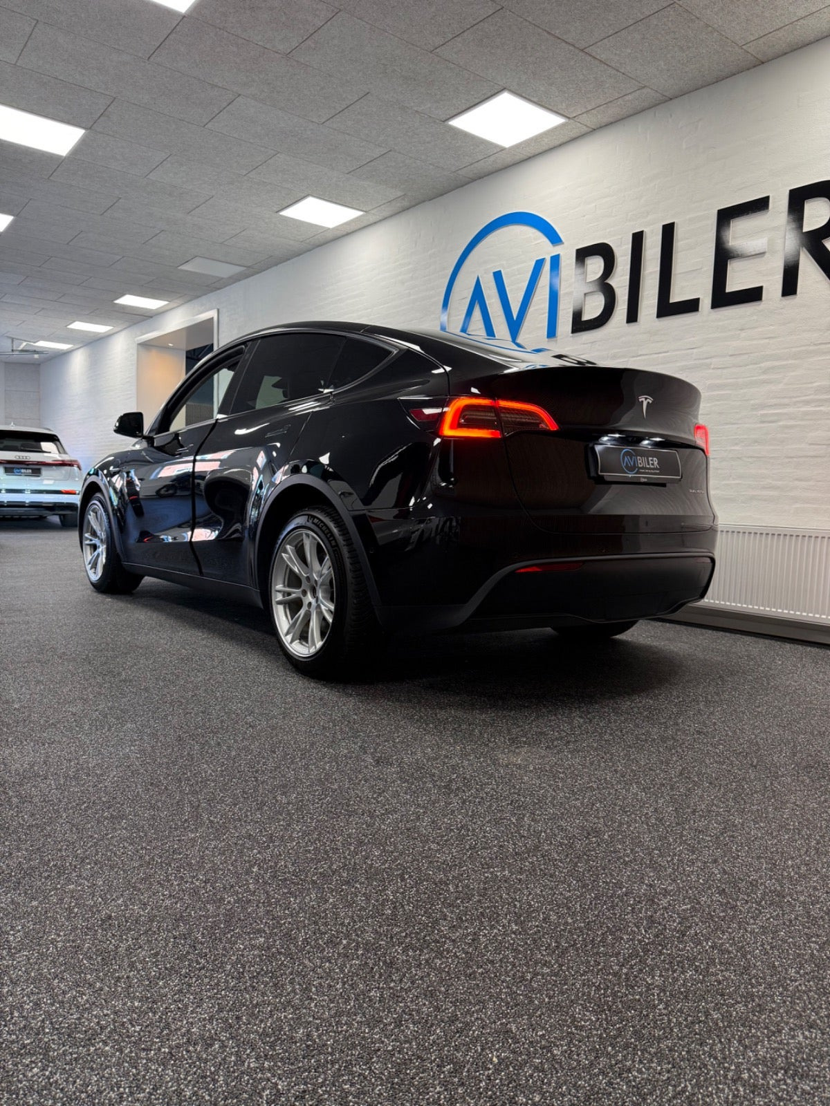 Sort Tesla Model Y fra 2023
