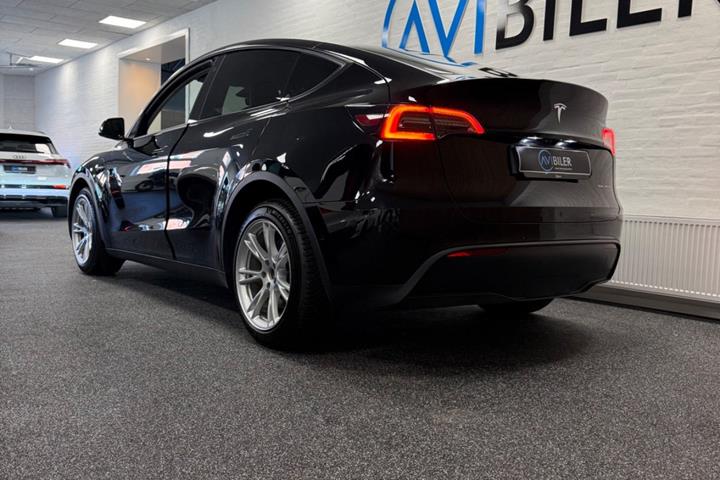 Sort Tesla Model Y fra 2023