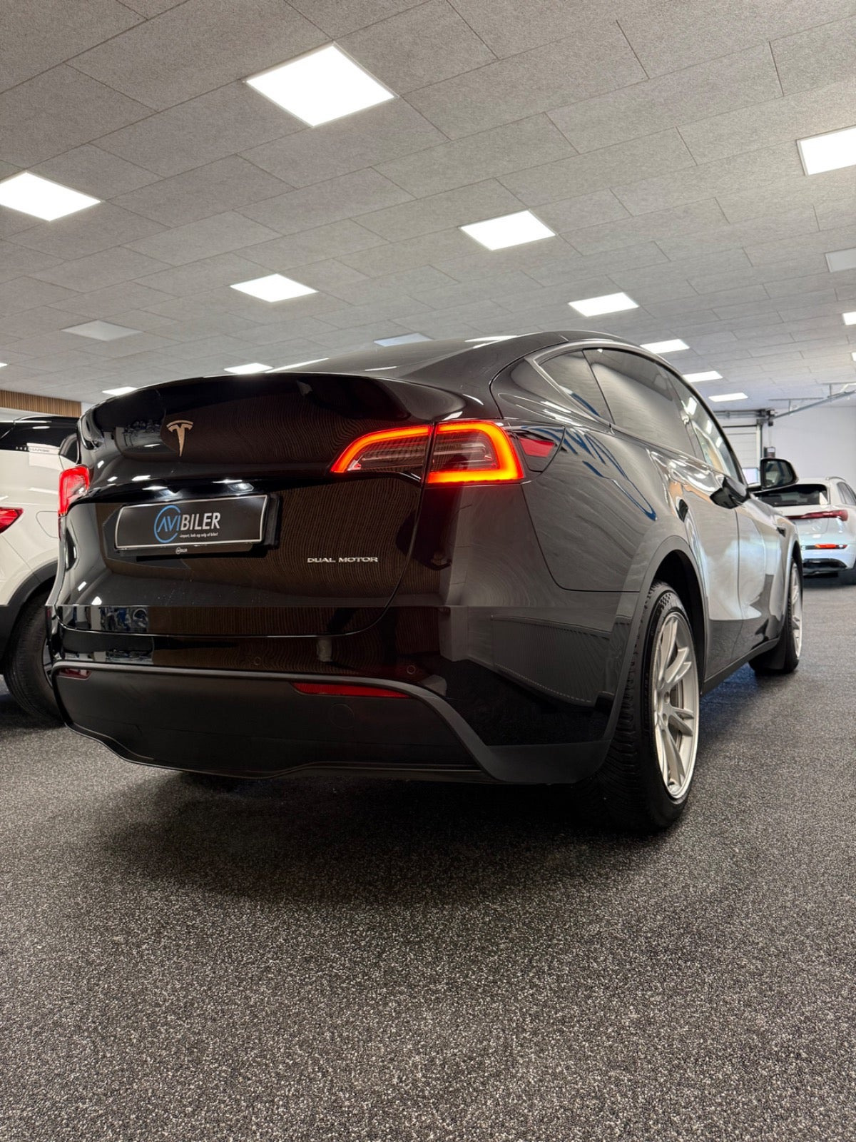 Sort Tesla Model Y fra 2023
