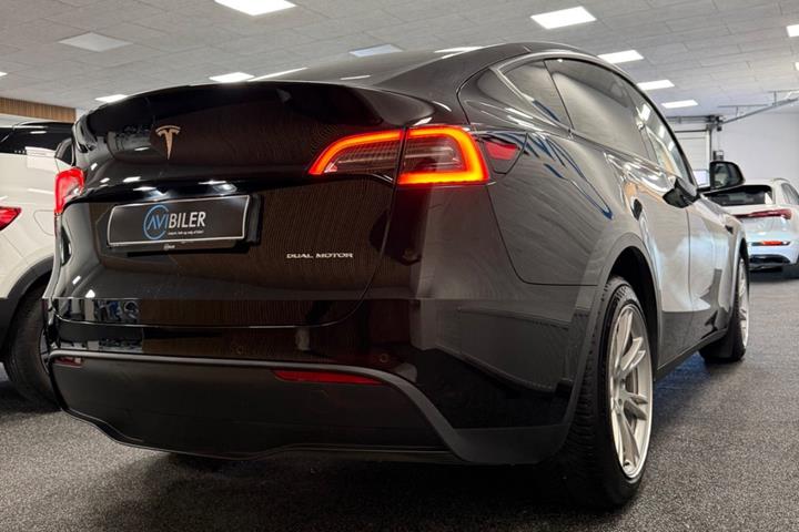 Sort Tesla Model Y fra 2023