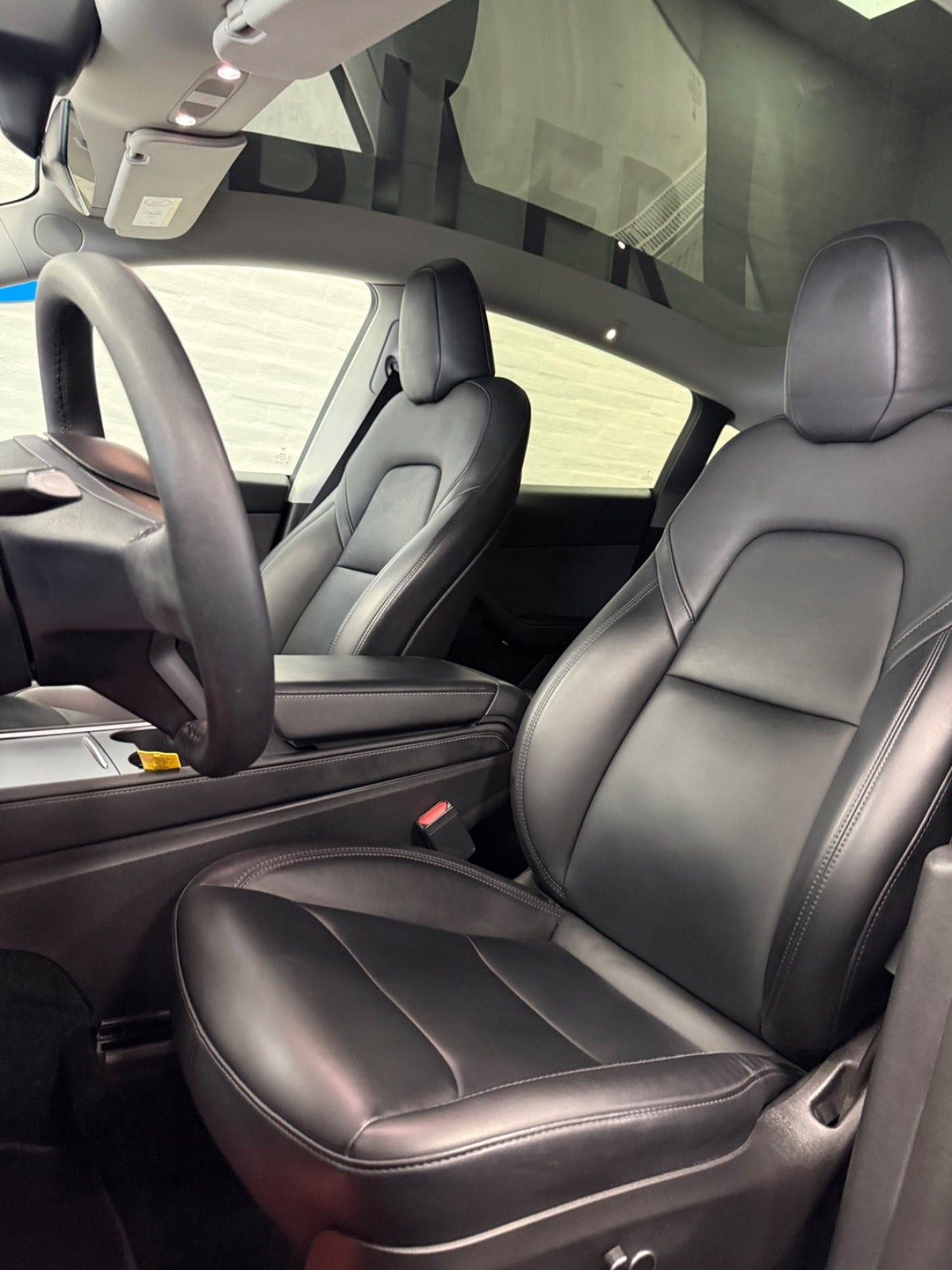 Sort Tesla Model Y fra 2023