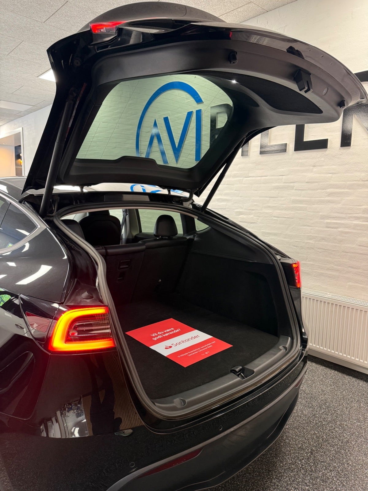 Sort Tesla Model Y fra 2023