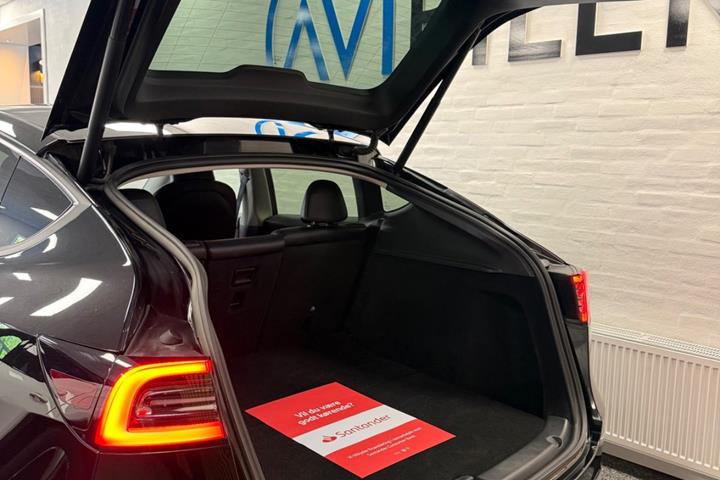 Sort Tesla Model Y fra 2023
