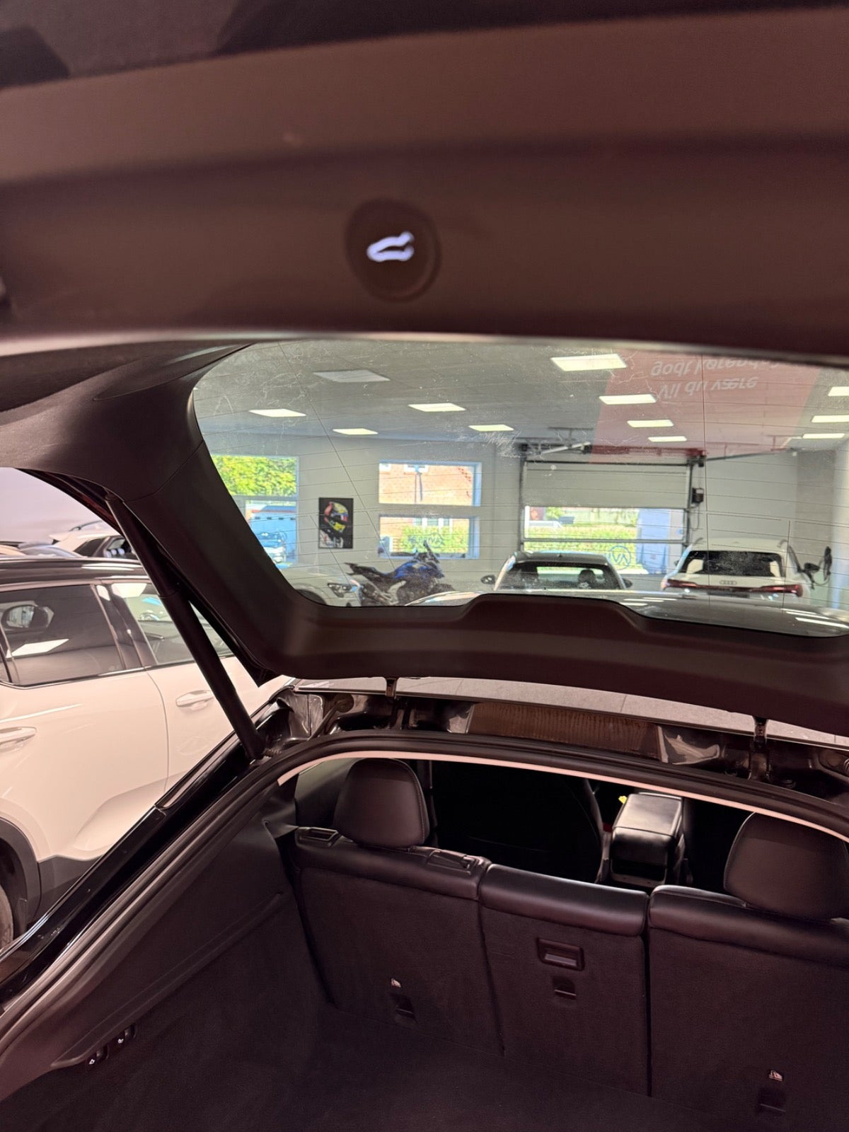 Sort Tesla Model Y fra 2023