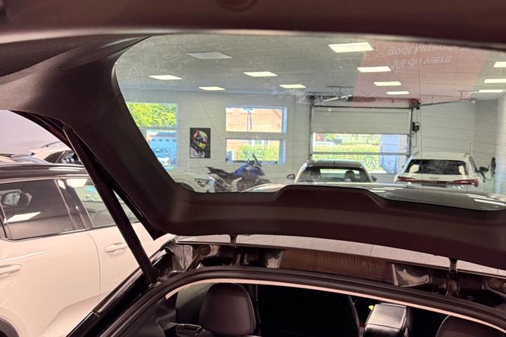 Sort Tesla Model Y fra 2023