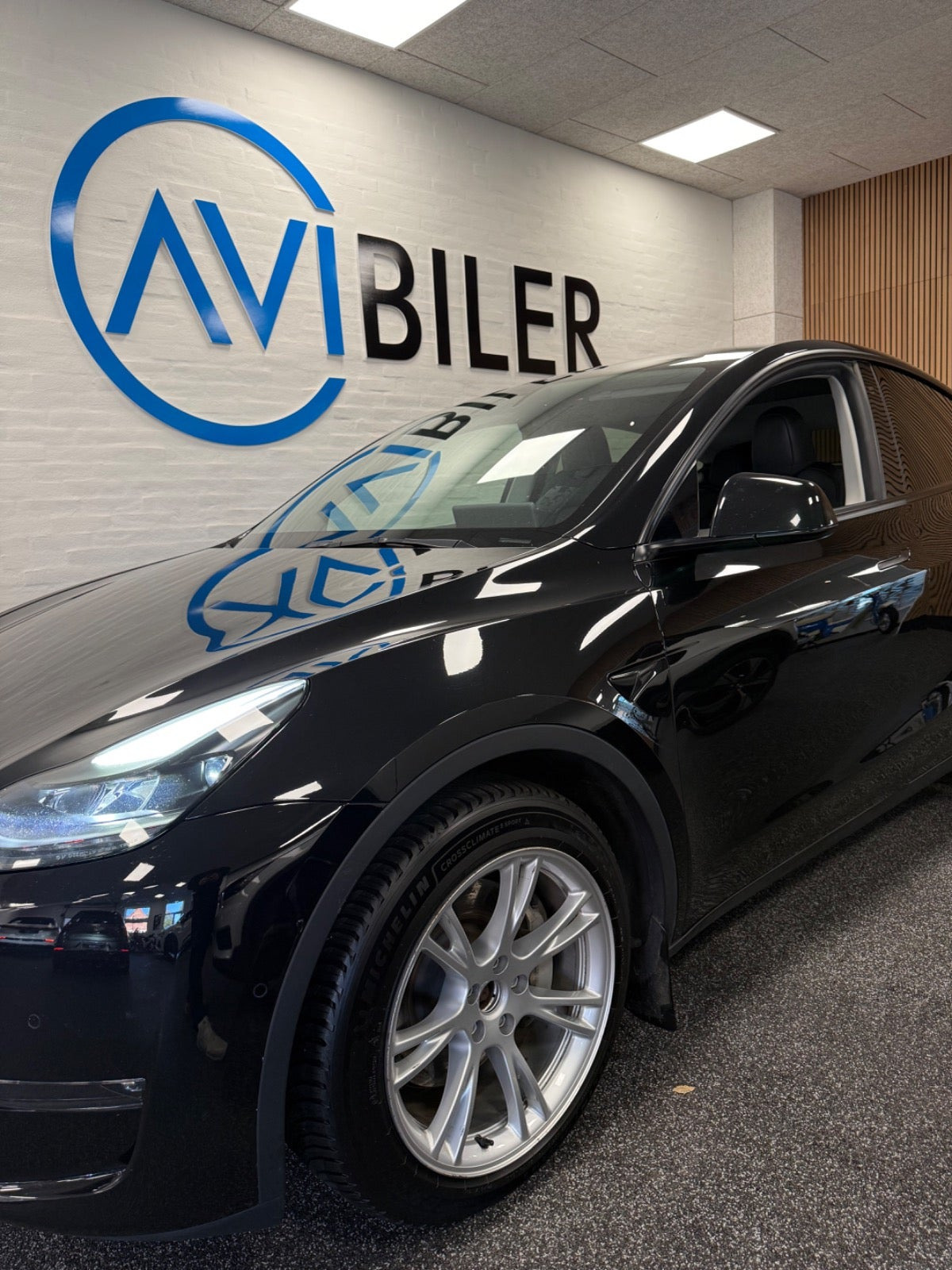 Sort Tesla Model Y fra 2023