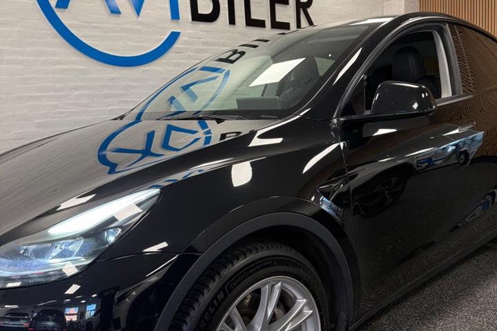 Sort Tesla Model Y fra 2023