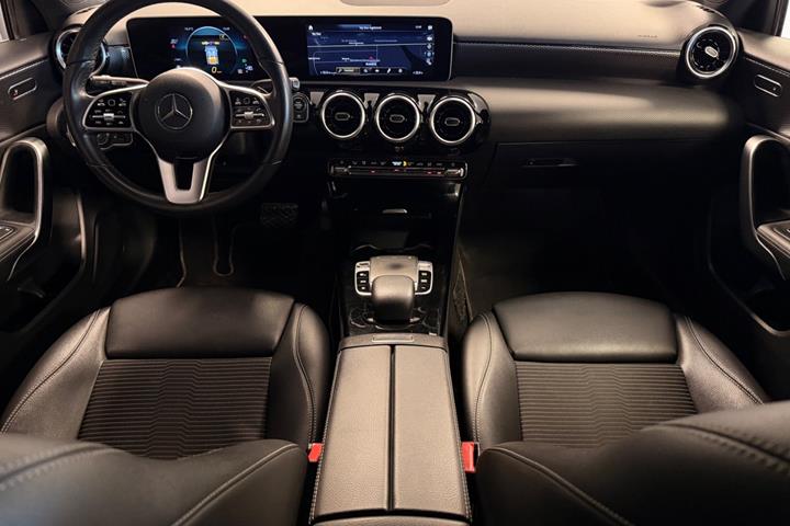Blå Mercedes A200 fra 2019