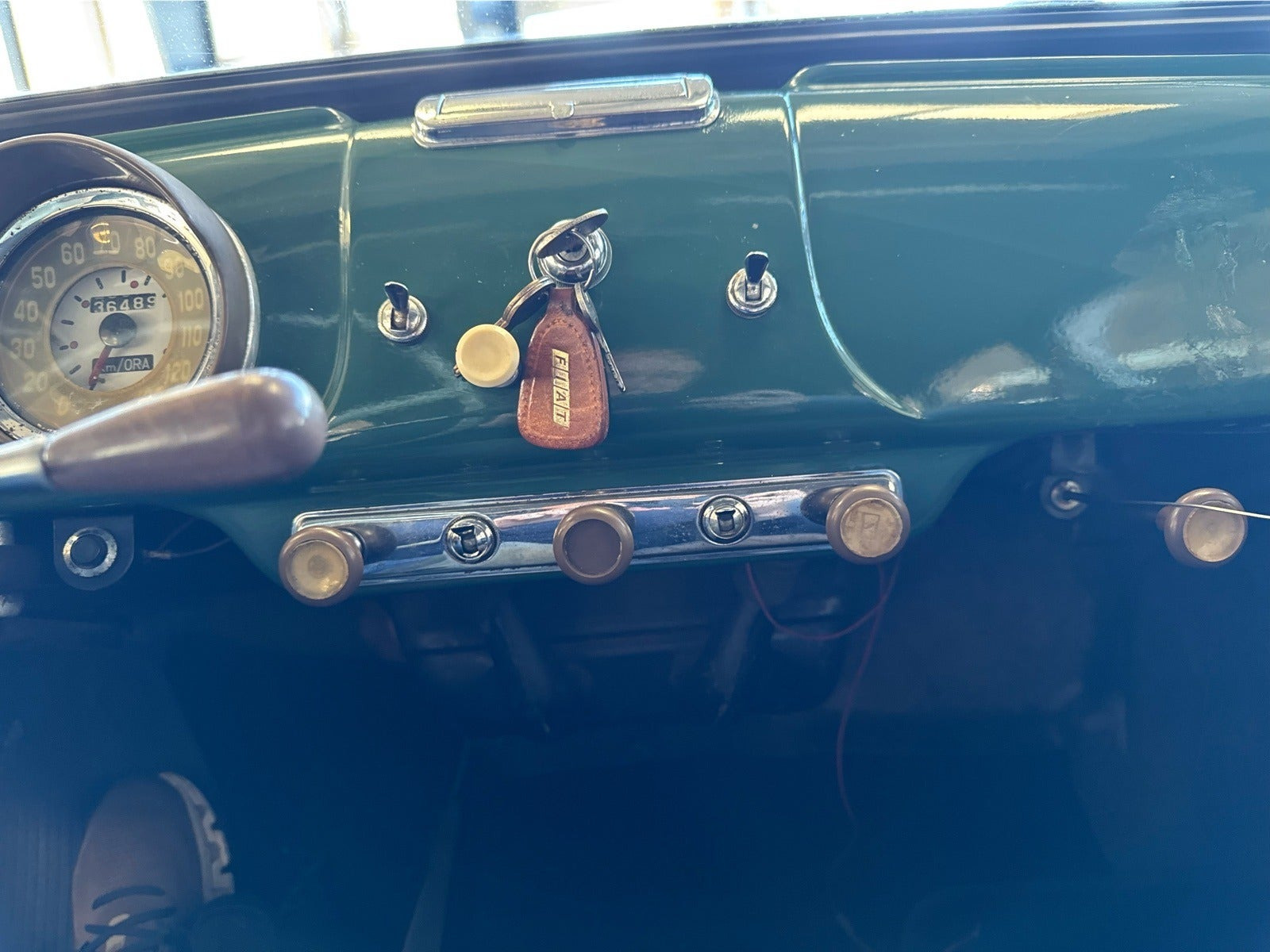 Grøn Fiat 1100 fra 1956 set indefra