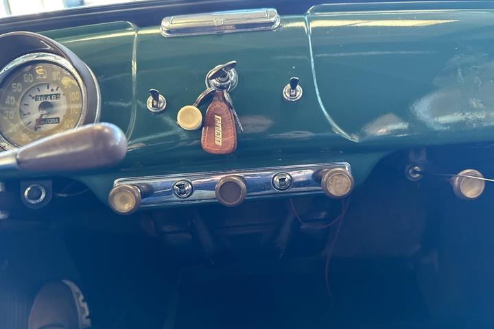 Grøn Fiat 1100 fra 1956 set indefra