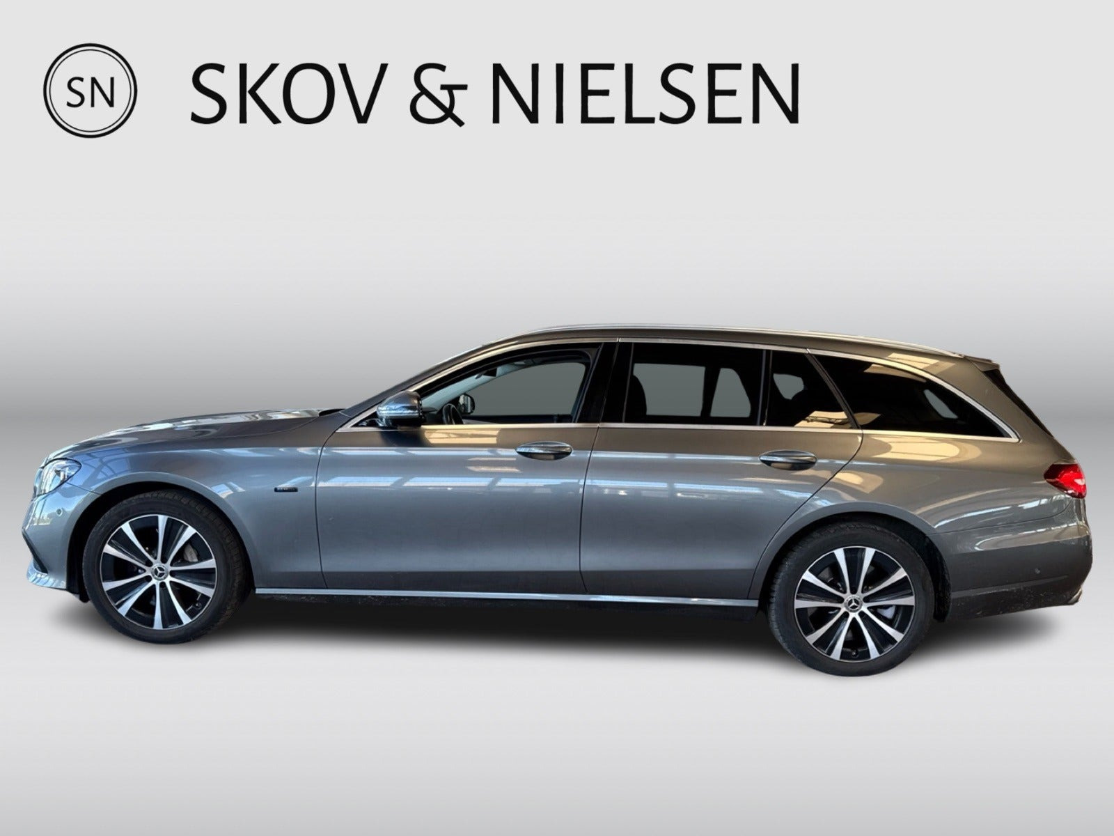 Grå Mercedes E300 de fra 2021