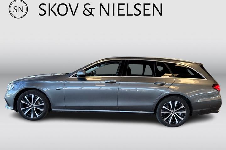 Grå Mercedes E300 de fra 2021