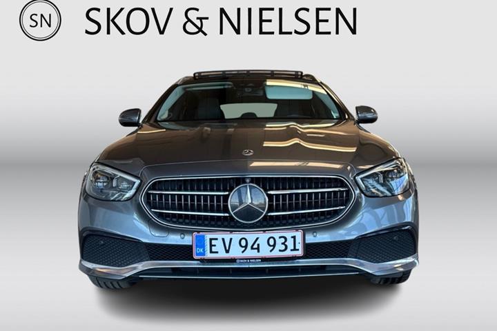 Grå Mercedes E300 de fra 2021