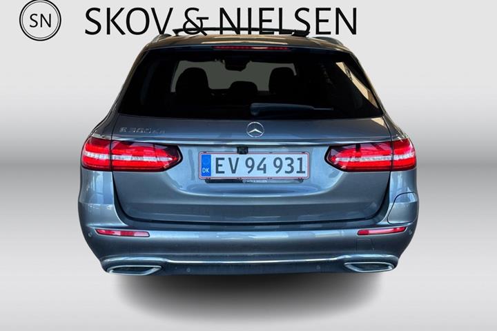 Grå Mercedes E300 de fra 2021