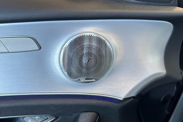 Grå Mercedes E300 de fra 2021