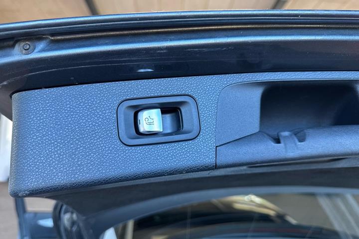 Grå Mercedes E300 de fra 2021