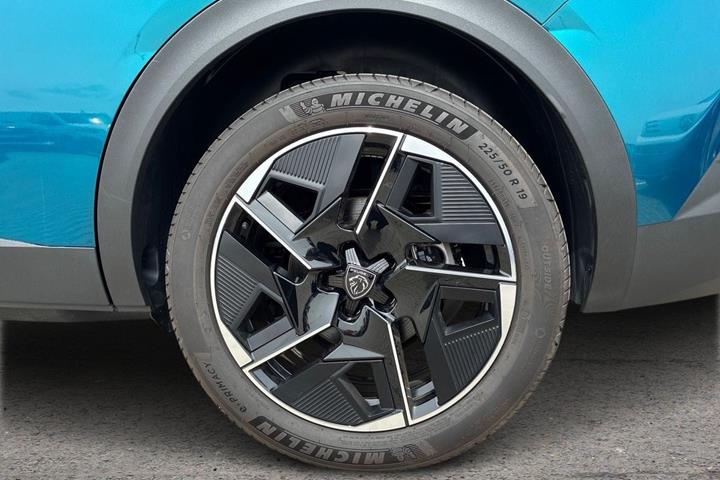 Blå Peugeot e-408 fra 2025