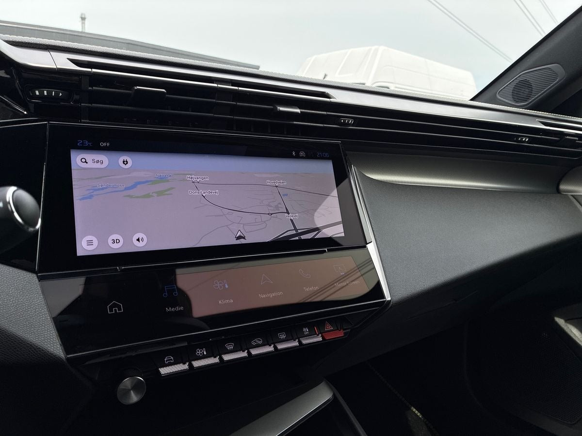 Blå Peugeot e-408 fra 2025