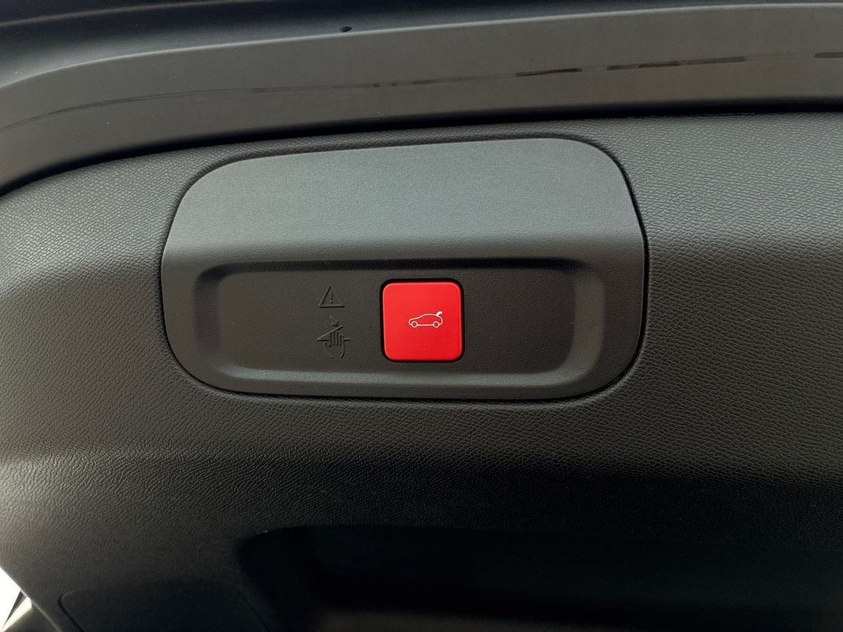 Blå Peugeot e-408 fra 2025
