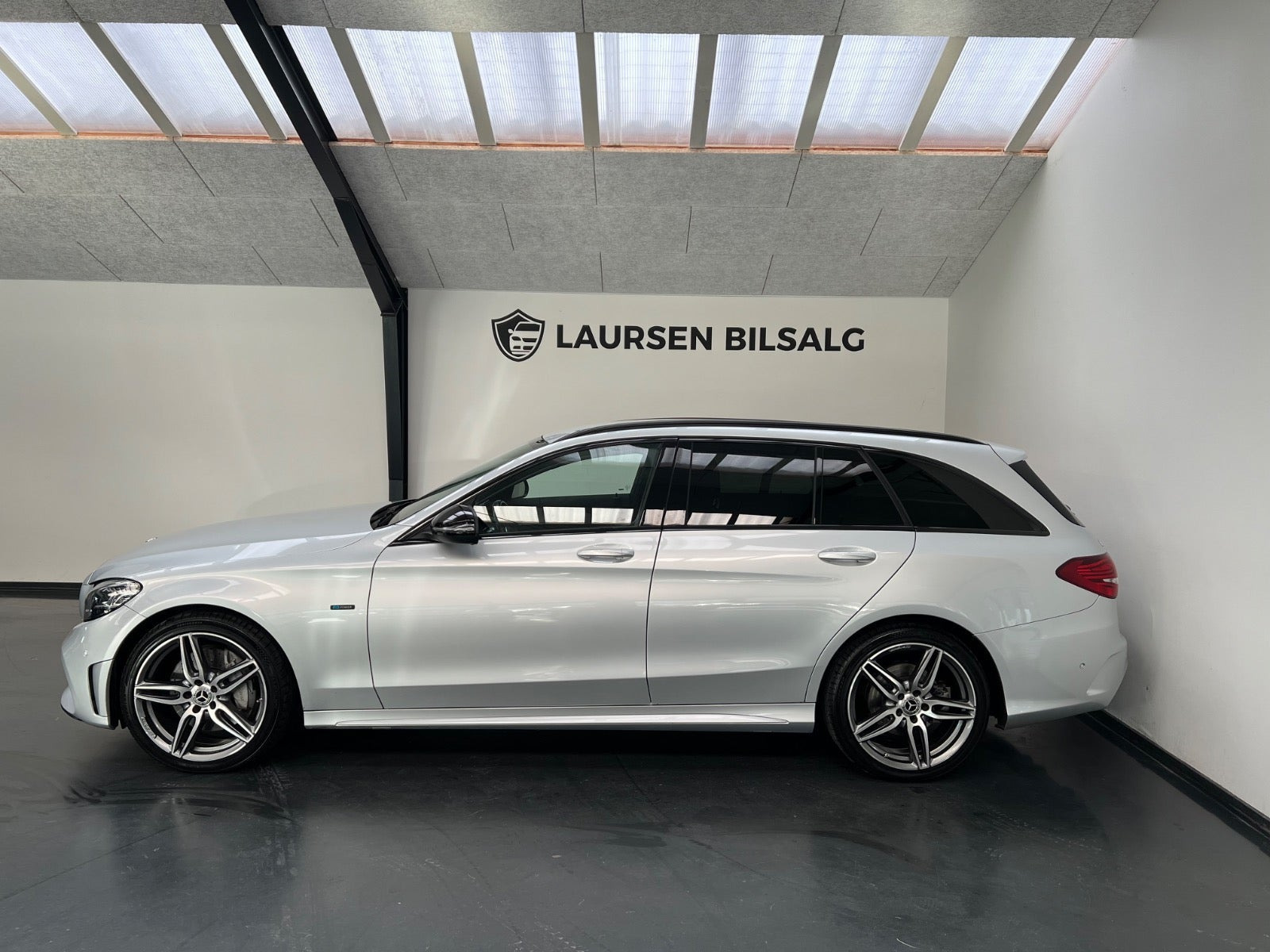 Sølv Mercedes C300 de fra 2021