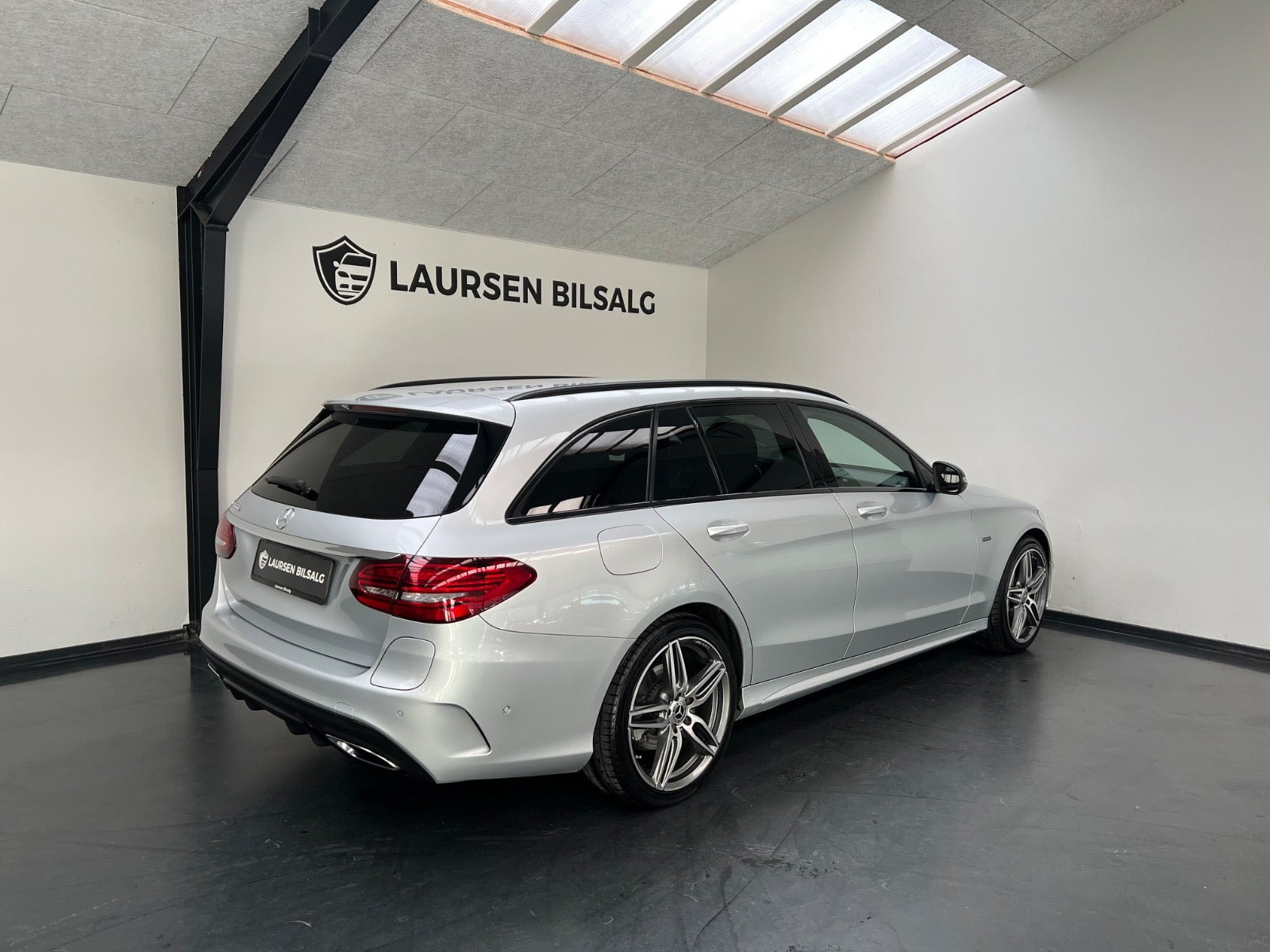 Sølv Mercedes C300 de fra 2021