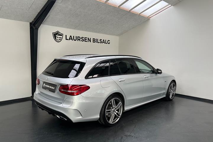 Sølv Mercedes C300 de fra 2021