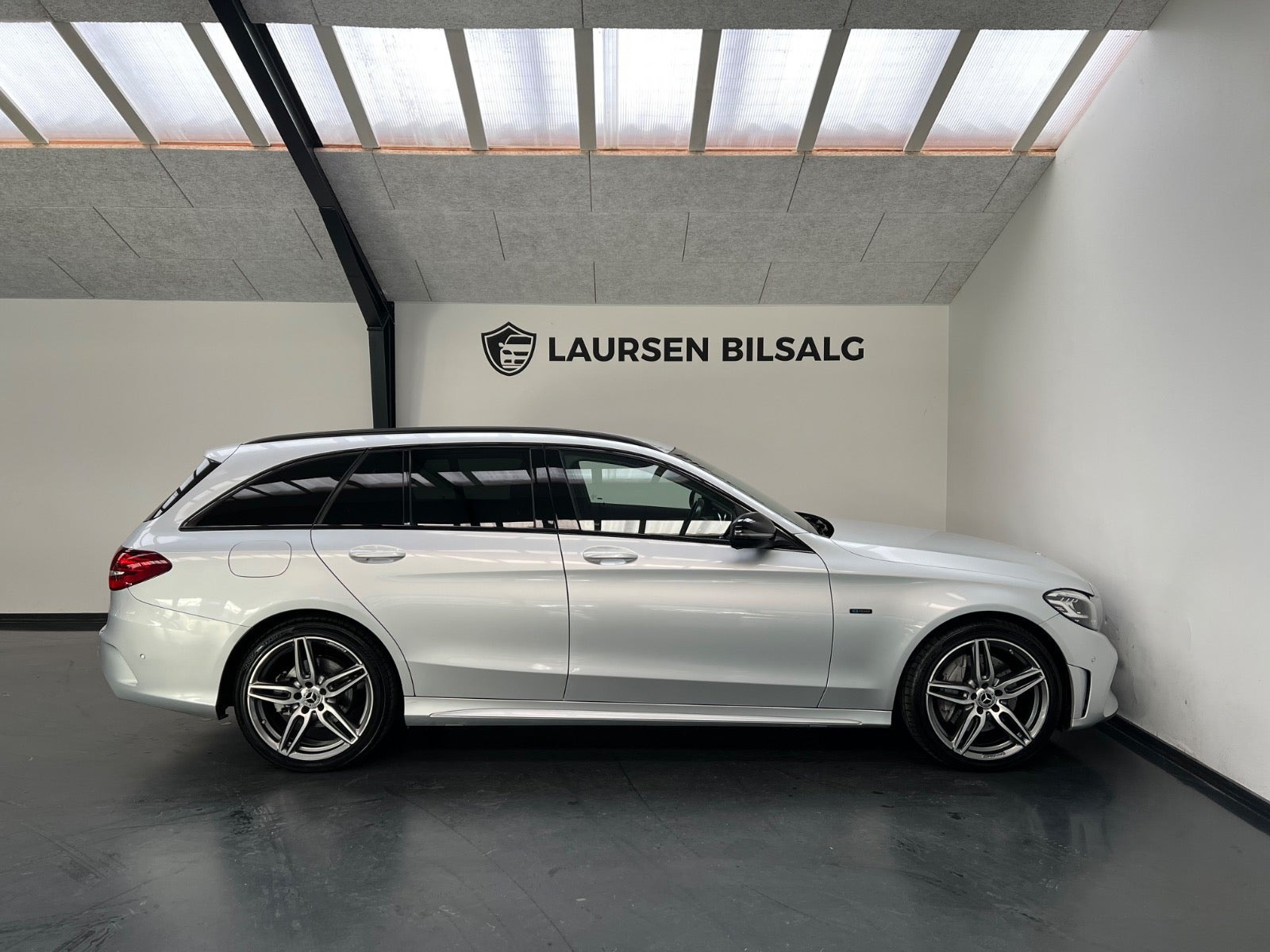 Sølv Mercedes C300 de fra 2021