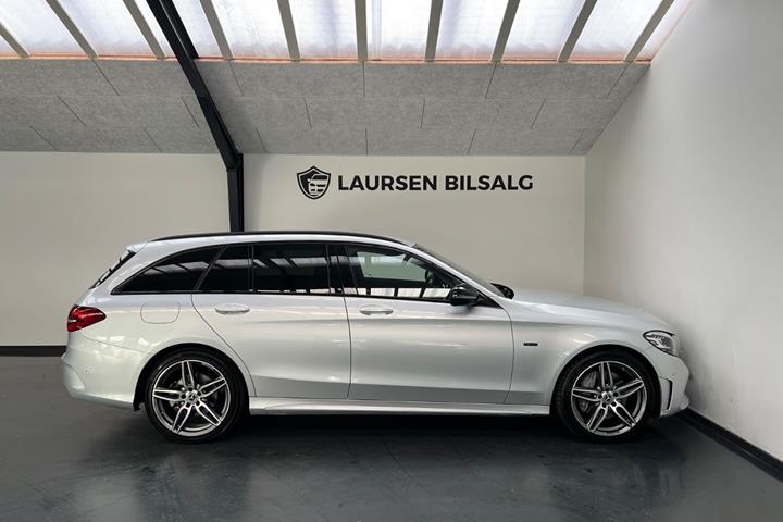 Sølv Mercedes C300 de fra 2021