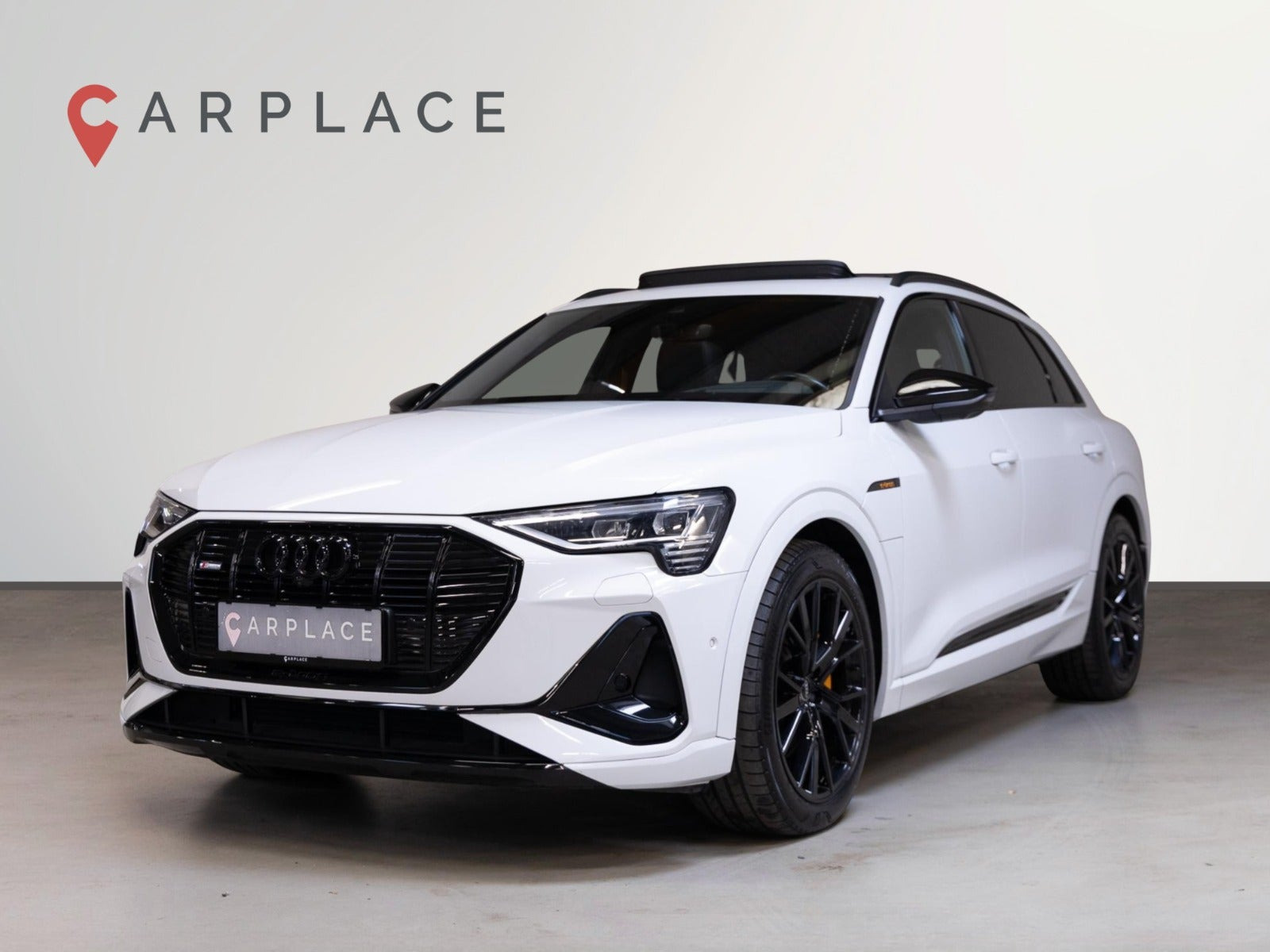 Hvid Audi e-tron fra 2022