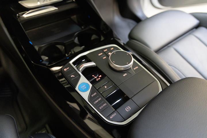 Hvid BMW iX3 fra 2023