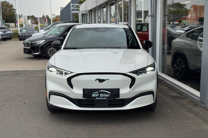 Hvid Ford Mustang Mach-E fra 2023