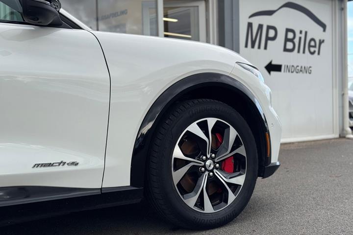 Hvid Ford Mustang Mach-E fra 2023