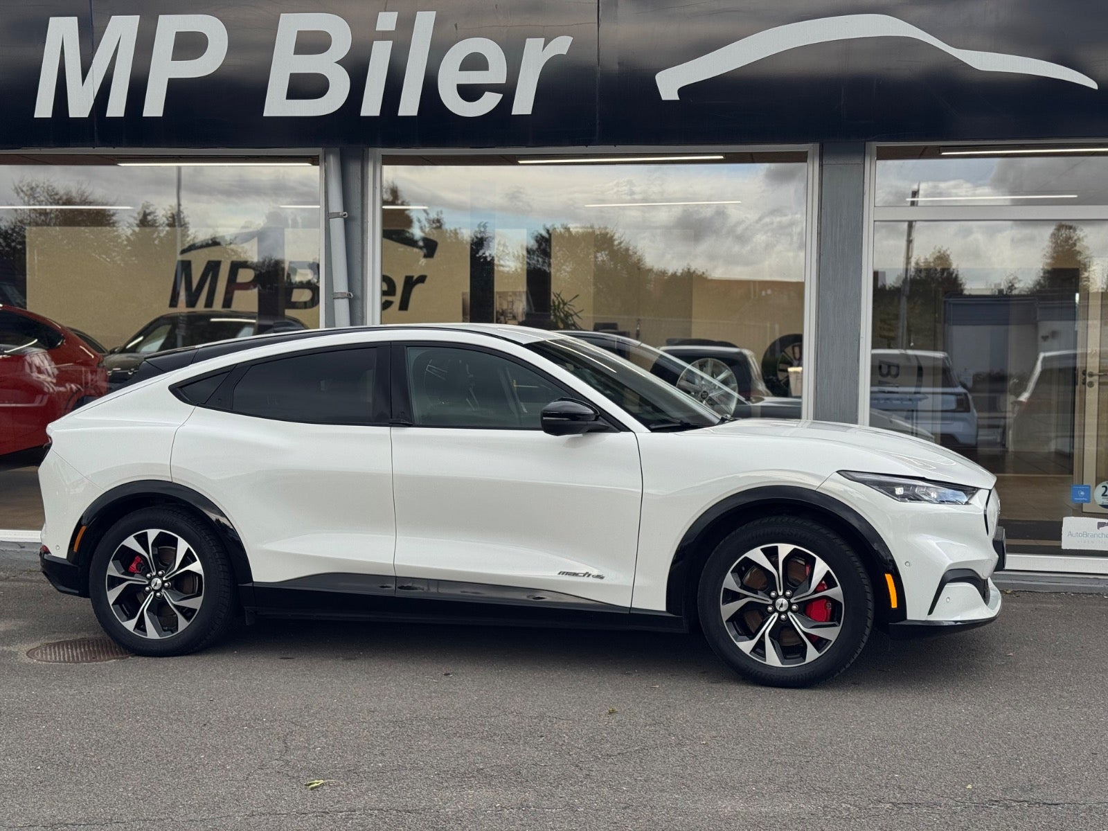 Hvid Ford Mustang Mach-E fra 2023