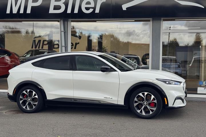 Hvid Ford Mustang Mach-E fra 2023